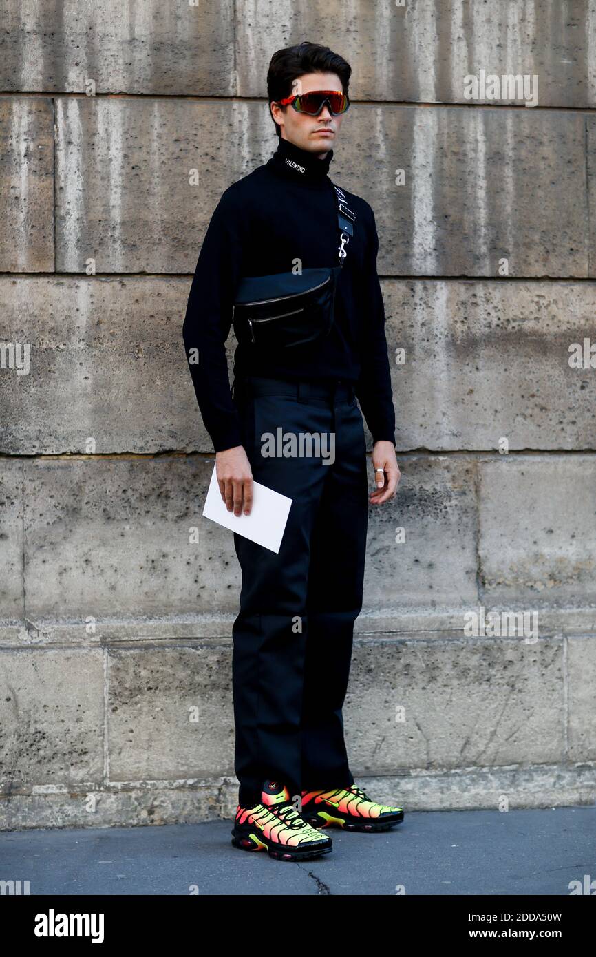 Al estilo de la calle, Marc Forne llega al espectáculo de ropa de hombre  Valentino Spring-Summer 2019 que se celebra en el Musee des Arts  Decoratifs, en París, Francia, el 20 de