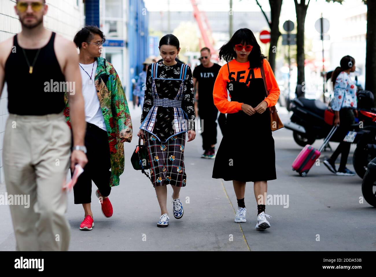 Al estilo de la calle, Sherry Shen y Yoyo Lu llegan al espectáculo de ropa  de hombre Acne Spring-Summer 2019 que se celebra en Bercy POPB, en París,  Francia, el 20 de