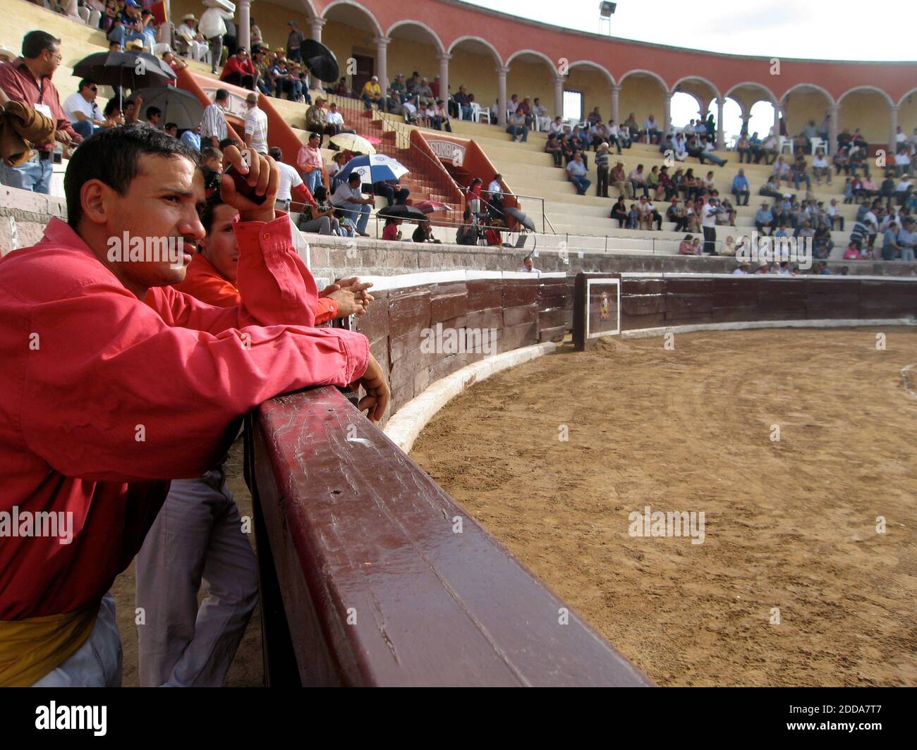 NO HAY PELÍCULA, NO HAY VIDEO, NO hay televisión, NO HAY DOCUMENTAL - en  una soleada tarde en el estado de Jalisco, los aficionados entran en una  plaza de toros para ver