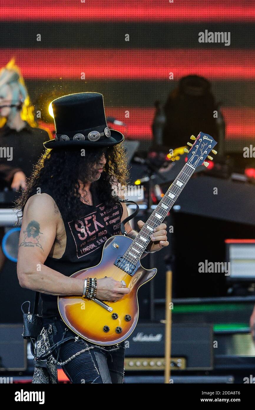 El guitarrista de Guns N' Roses Slash (Saul Hudson) actúa en directo en  stade Matmut como parte de su gira mundial en Burdeos, Francia, el 26 de  junio de 2018. Foto de