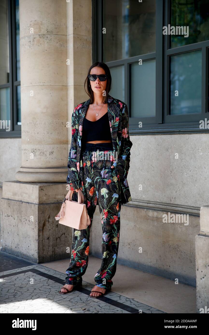 Estilo de calle, Alice Barbier (jaimetoutcheztoi) llegando a Louis Vuitton Primavera-Verano 2019 espectáculo de ropa de celebrado en el Palacio Real, en París, Francia, el 21 de junio de 2018. Foto