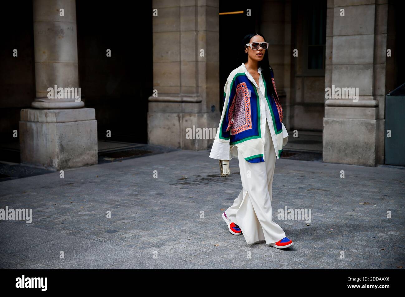 Estilo de calle, Aleali Mayo llegando a Louis Vuitton Primavera