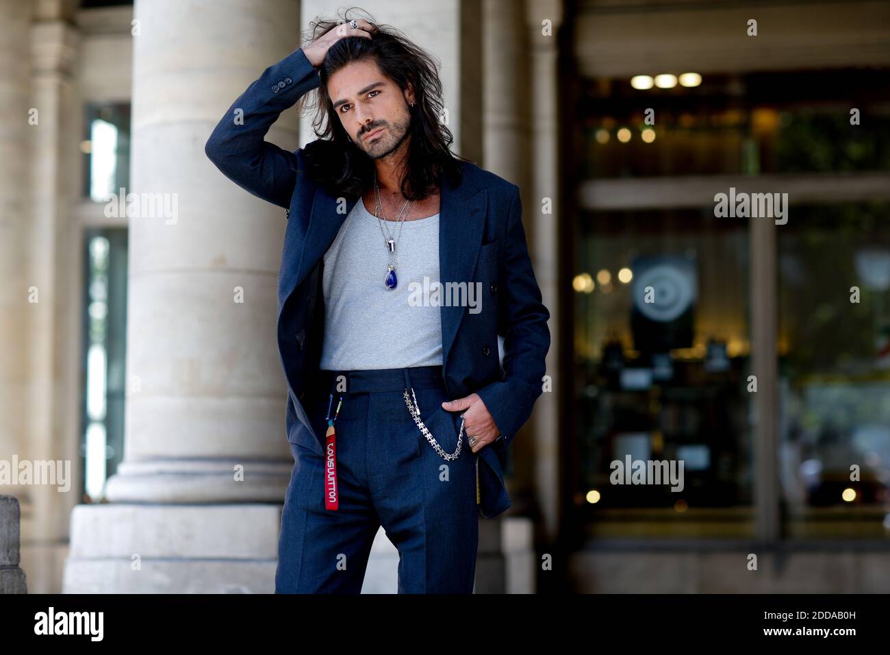 Estilo urbano, Giotto Calendoli llegando a Louis Vuitton Primavera-Verano espectáculo de ropa de hombre celebrado el Palacio Real, en París, Francia, el 21 de junio de 2018. Foto de Marie-Paola