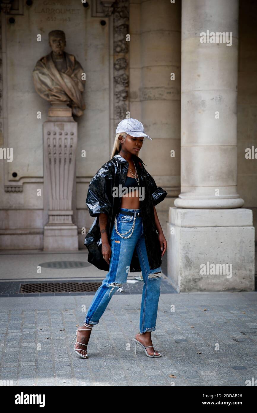 aburrido Río Paraná limpiar Estilo urbano, Siobhan Bell llegando a Louis Vuitton Primavera-Verano 2019  espectáculo de ropa de hombre celebrado en el Palacio Real, en París,  Francia, el 21 de junio de 2018. Foto de Marie-Paola