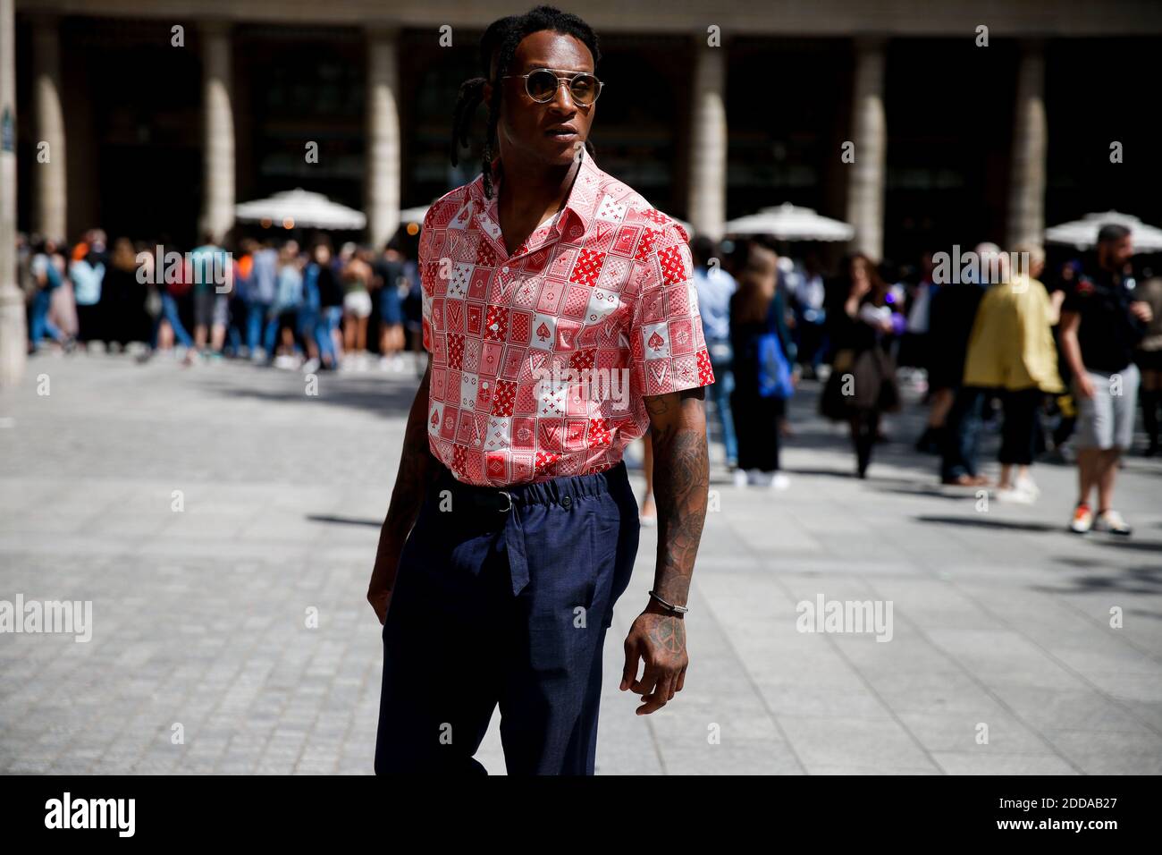 Estilo urbano, llegando a Louis Vuitton Primavera-Verano 2019 espectáculo  de ropa de hombre celebrado en el Palacio Real, en París, Francia, el 21 de  junio de 2018. Foto de Marie-Paola Bertrand-Hillion/ABACAPRESS.COM  Fotografía