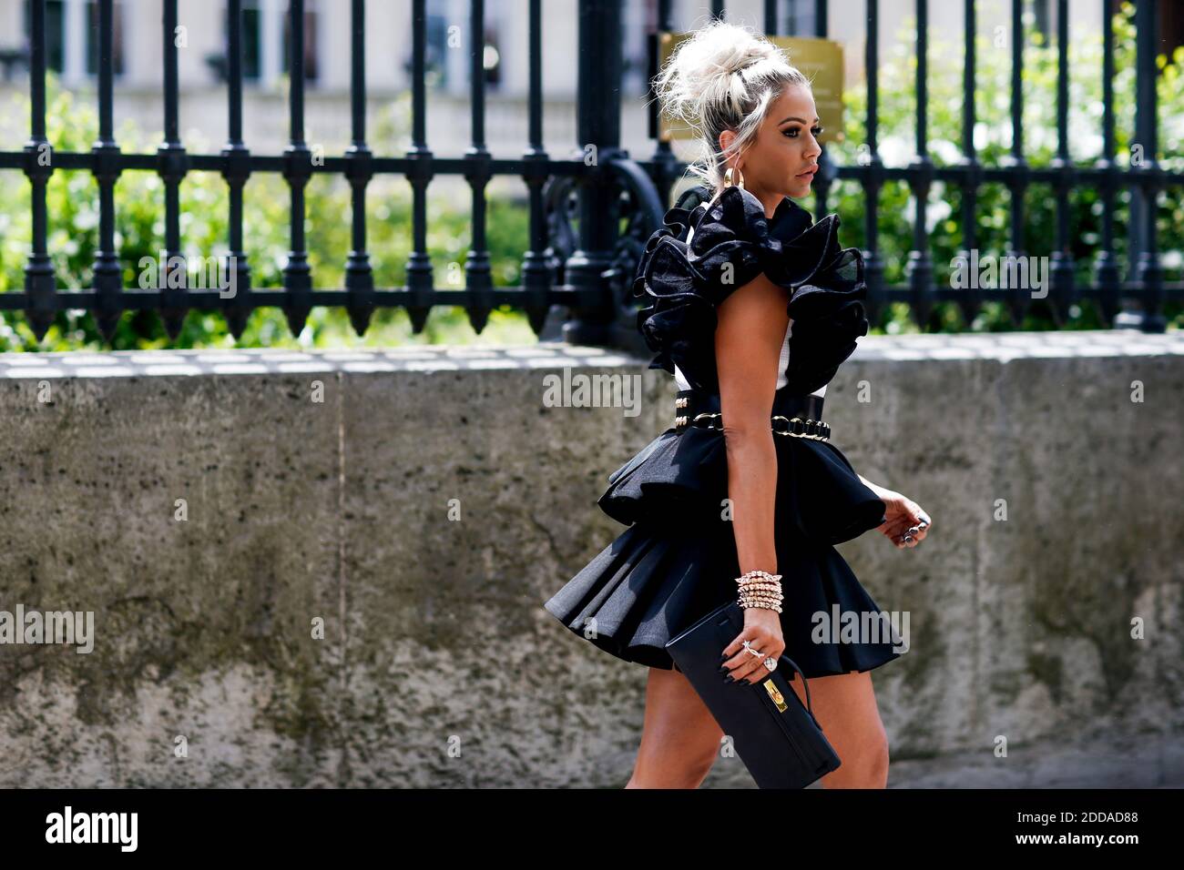 Manu Gavassi - StreetStyle at Paris Fashion Week - Paris - France Stock  Photo - Alamy