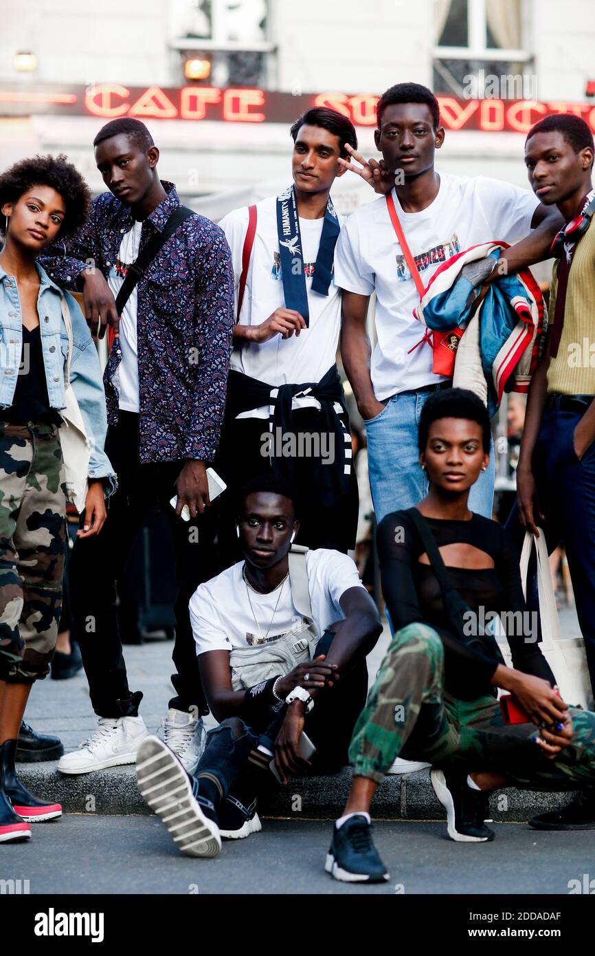 Estilo urbano, modelos después de Kenzo Primavera-Verano 2019 espectáculo  de ropa de hombre celebrado en Maison de la Mutualite, en París, Francia,  el 24 de junio de 2018. Foto de Marie-Paola Bertrand-Hillion/ABACAPRESS.COM