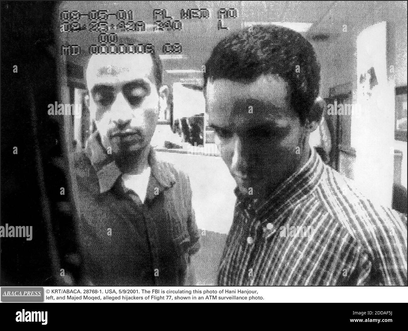 NO HAY CINE, NO HAY VIDEO, NO HAY TELEVISIÓN, NO HAY DOCUMENTAL - © KRT/ABACA. 28768-1. EE.UU., 5/9/2001. El FBI está circulando esta foto de Hani Hanjour, a la izquierda, y Majed Moqed, presuntos secuestradores del vuelo 77, que se muestra en una foto de vigilancia ATM. Foto de stock