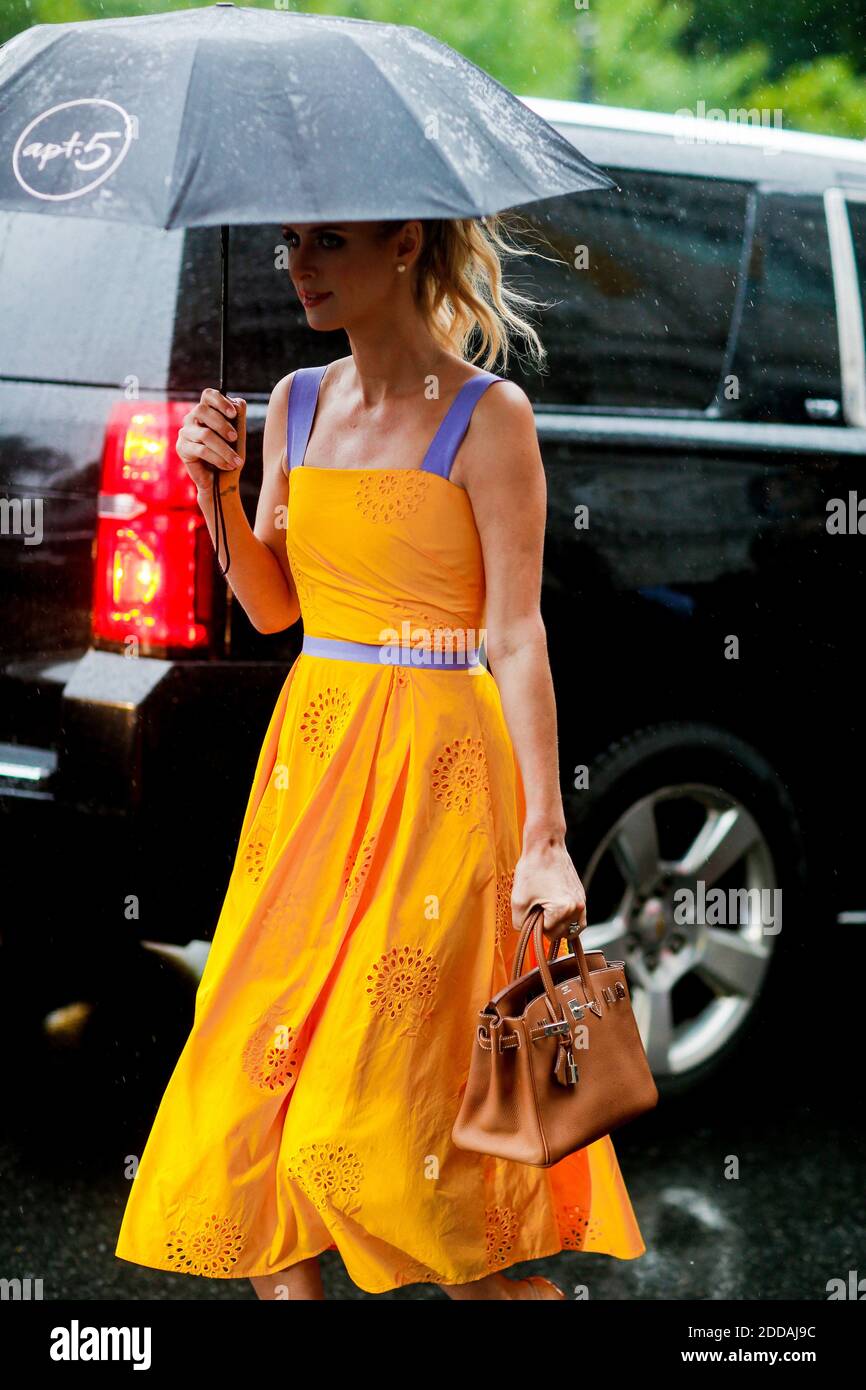 Estilo de calle, Nicky Hilton llegando a Carolina Herrera primavera 2019 listo para usar show, celebrado en la Sociedad de Nueva York, en Nueva York, EE.UU., el 10 de septiembre