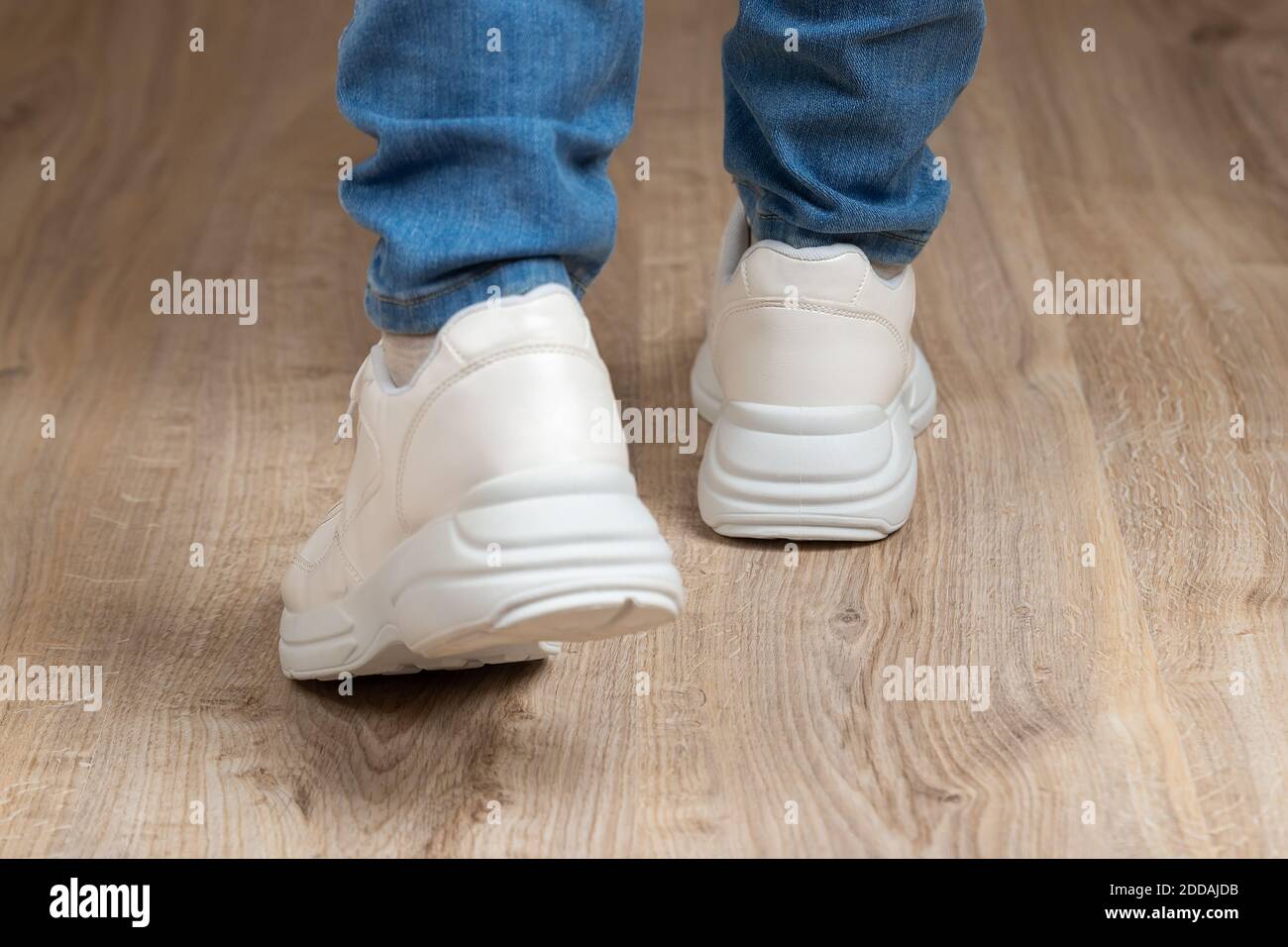 Zapatillas con suela gruesa fotografías e imágenes de alta resolución -  Alamy