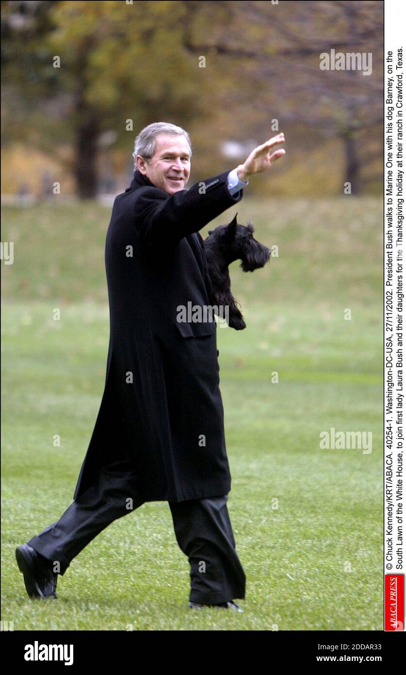NO HAY PELÍCULA, NO HAY VIDEO, NO HAY TELEVISIÓN, NO HAY DOCUMENTAL - © CHUCK KENNEDY/KRT/ABACA. 40254-1. Washington-DC-USA, 27/11/2002. El presidente Bush camina a Marine One con su perro Barney, en el césped del sur de la Casa Blanca, para unirse a la primera dama Laura Bush y sus hijas para la fiesta de Acción de Gracias en su rancho Foto de stock