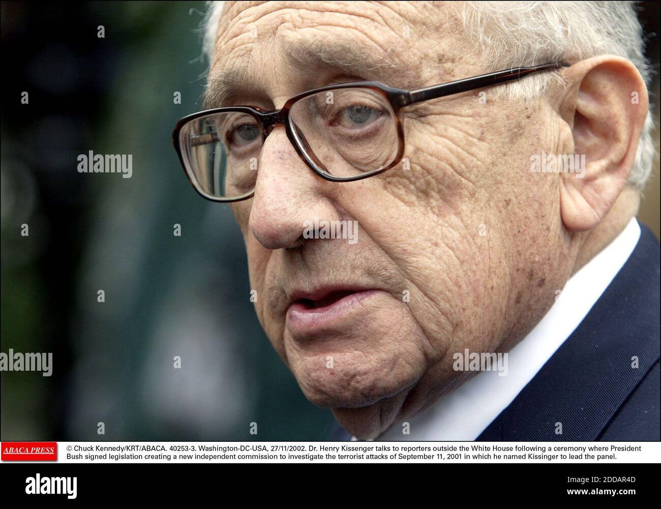 NO HAY PELÍCULA, NO HAY VIDEO, NO HAY TELEVISIÓN, NO HAY DOCUMENTAL - © CHUCK KENNEDY/KRT/ABACA. 40253-3. Washington-DC-USA, 27/11/2002. El Dr. Henry Kissinger habla con reporteros fuera de la Casa Blanca después de una ceremonia en la que el Presidente Bush firmó una legislación que crea una nueva comisión independiente para investigar el terrorismo Foto de stock