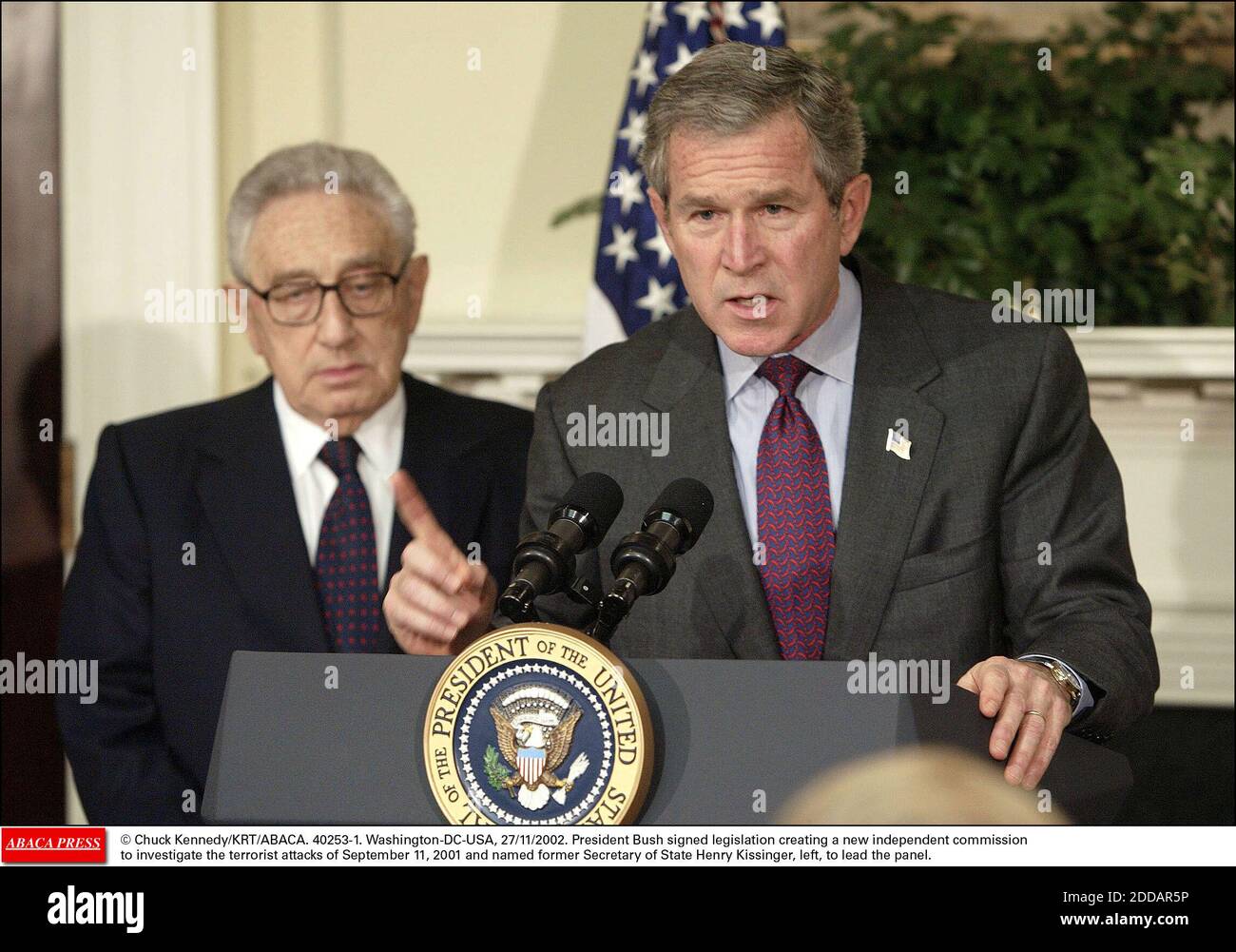 NO HAY PELÍCULA, NO HAY VIDEO, NO HAY TELEVISIÓN, NO HAY DOCUMENTAL - © CHUCK KENNEDY/KRT/ABACA. 40253-1. Washington-DC-USA, 27/11/2002. El presidente Bush firmó una legislación que crea una nueva comisión independiente para investigar los ataques terroristas del 11 de septiembre de 2001 y nombró ex Secretario de Estado Henry Kissinger, izquierda Foto de stock