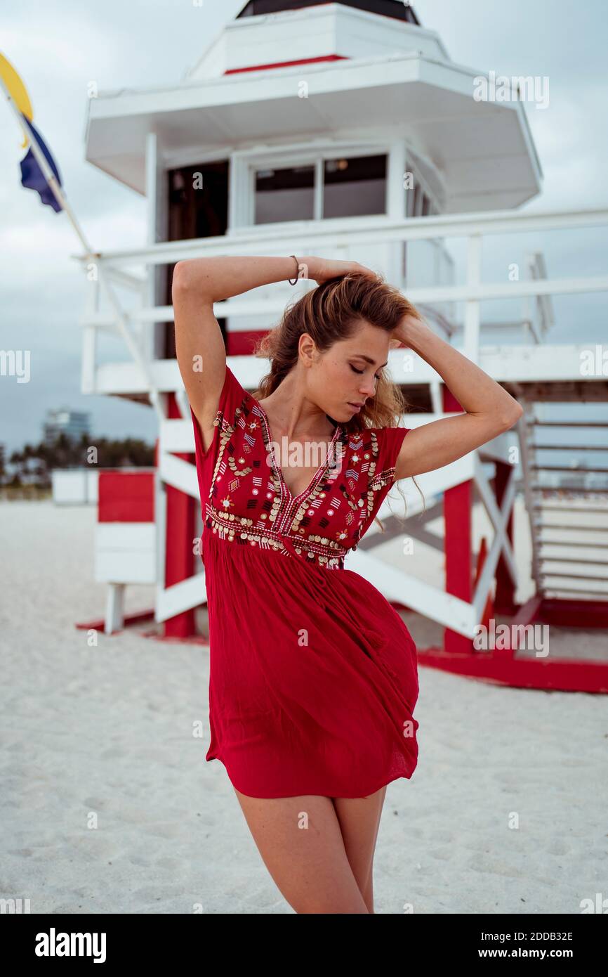 Mujer en vestido rojo de playa e imágenes de resolución - Alamy