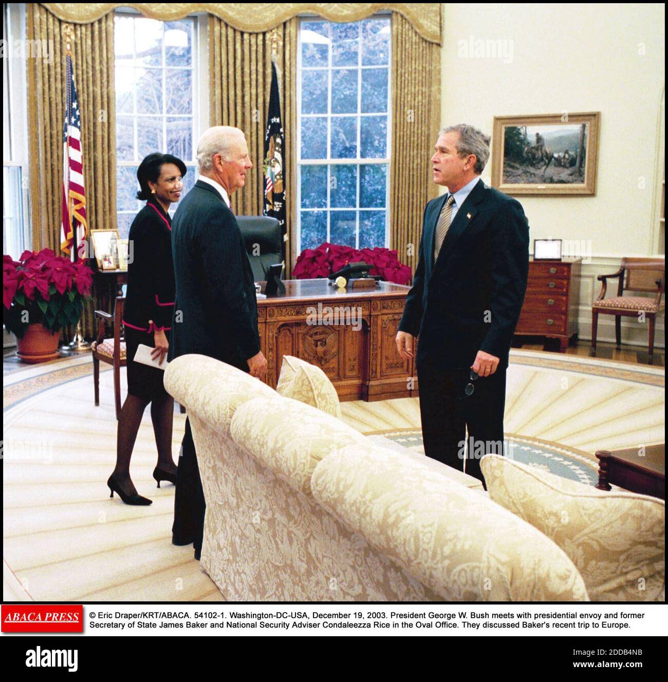 NO HAY PELÍCULA, NO HAY VIDEO, NO HAY TELEVISIÓN, NO HAY DOCUMENTAL - © ERIC DRAPER/KRT/ABACA. 54102-1. Washington-DC-USA, 19 de diciembre de 2003. El Presidente George W. Bush se reúne con el enviado presidencial y el ex Secretario de Estado James Baker y la Asesora de Seguridad Nacional Condaleezza Rice en la Oficina Oval. Hablaron de Bake Foto de stock