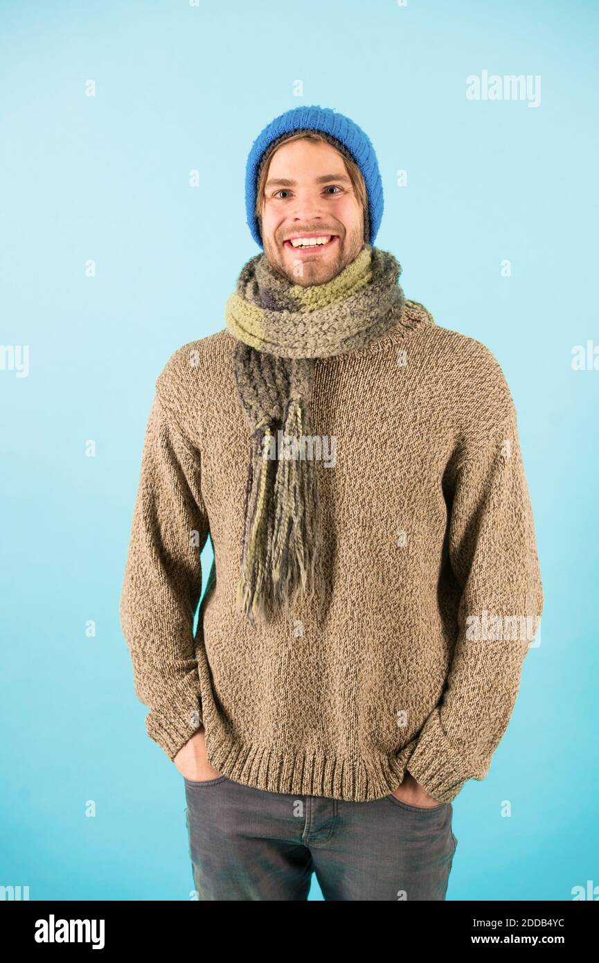 Hombre lleva ropa tejida de fondo turquesa. Concepto de accesorios de  invierno. Moda Invierno prendas de ropa. Accesorios Tejidos como sombrero y  bufanda. Hombre de gorro de punto y bufanda de invierno
