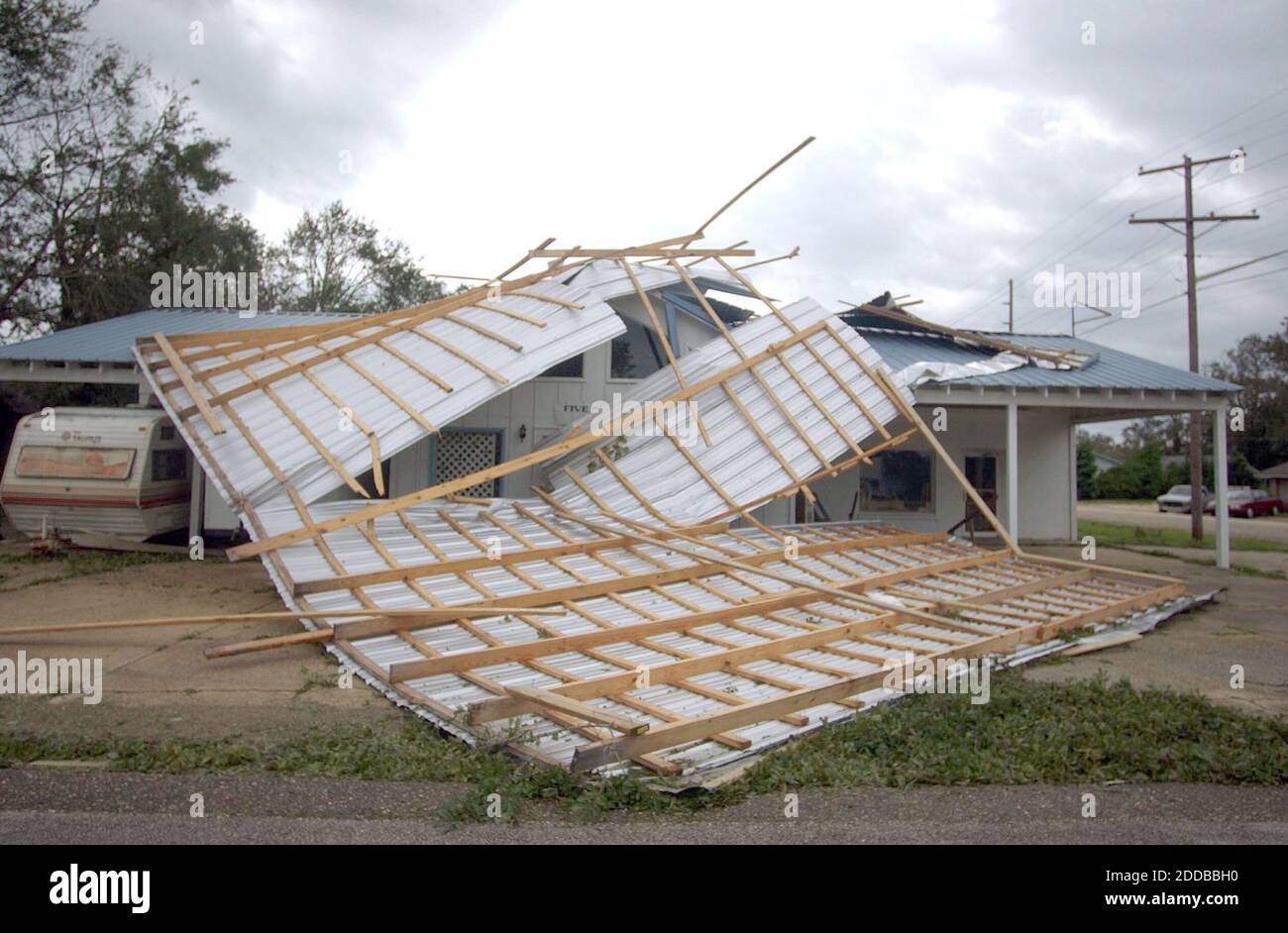 NO HAY PELÍCULA, NO HAY VÍDEO, NO hay televisión, NO HAY DOCUMENTAL - el huracán Iván creó daño en el sur de Alabama el 16 de septiembre de 2004, con vientos fuertes que arrancaron los techos de las estructuras. Foto de David Swanson/Philadelphia Inquirer/KRT/ABACA. Foto de stock