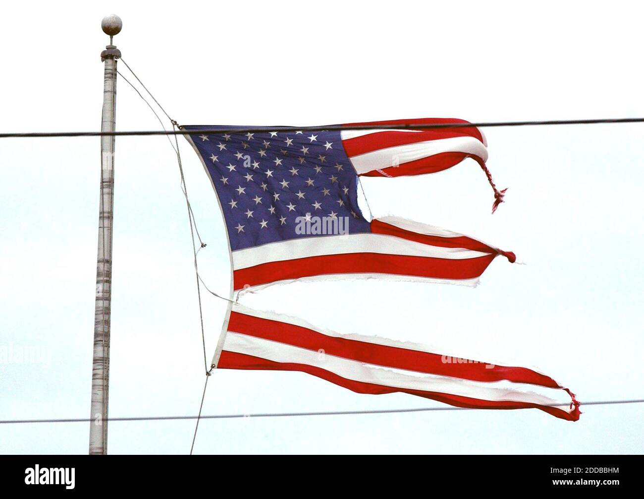 NO HAY PELÍCULA, NO HAY VÍDEO, NO hay televisión, NO HAY DOCUMENTAL - una bandera americana destrozada por los vientos del huracán Ivan vuela sobre Paspagoula, Mississippi, el jueves, 16 de septiembre de 2004. Foto de Drew Tarter/Biloxi Sun Herald/KRT/ABACA. Foto de stock