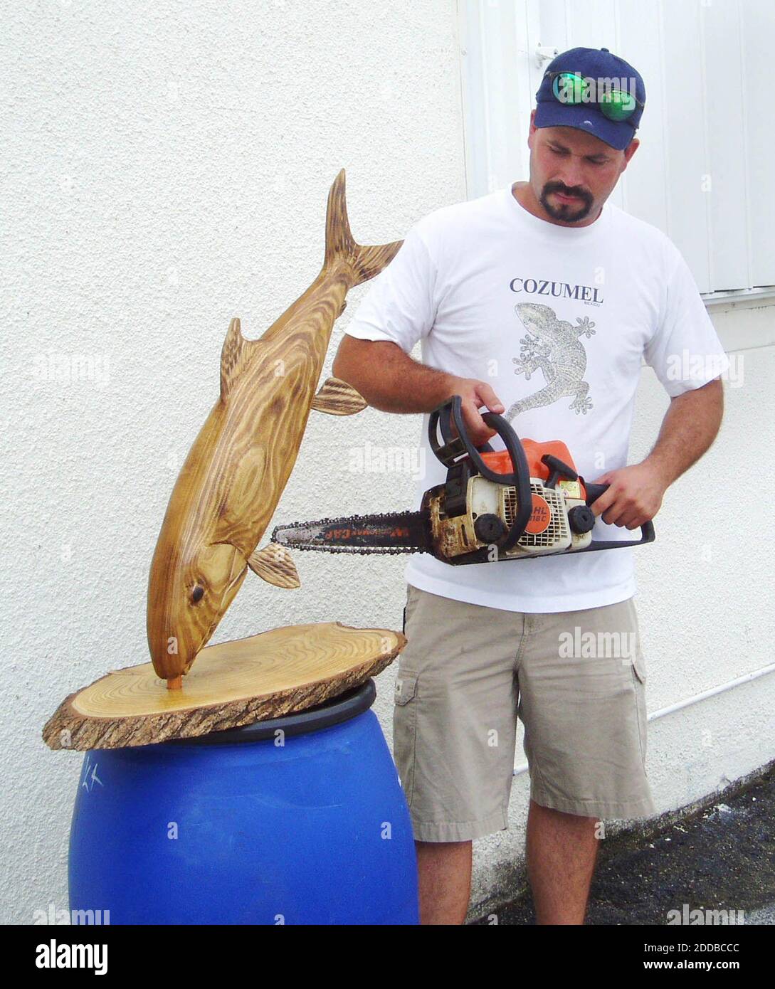 NO HAY PELÍCULA, NO HAY VIDEO, NO hay televisión, NO HAY DOCUMENTAL - el artista Renn Schlabach pone los toques finales en una talla de bonefish en South Dade, Florida, el 15 de septiembre de 2004. Foto de Susan Cocking/Miami Herald/KRT/ABACA. Foto de stock