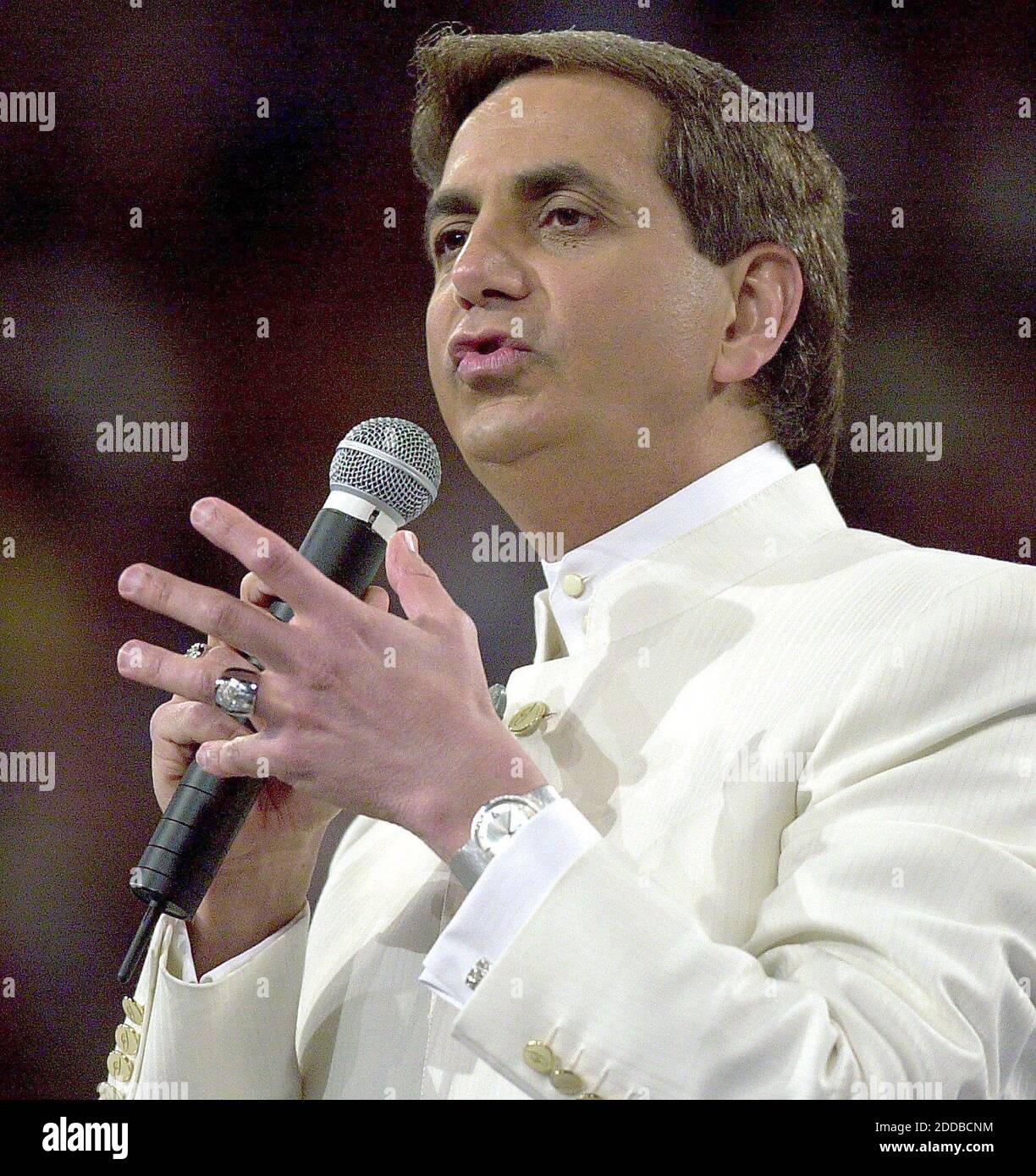 NO HAY PELÍCULA, NO HAY VÍDEO, NO hay televisión, NO HAY DOCUMENTAL - Benny Hinn transforzó a la multitud con su promesa de que Jesús sana: 'No tienes que ir a través NO HAY PELÍCULA, NO HAY VÍDEO, NO hay televisión, NO HAY DOCUMENTAL - Benny Hinn transforzó a la multitud con su promesa de que Jesús sana: 'No tienes que ir a través
