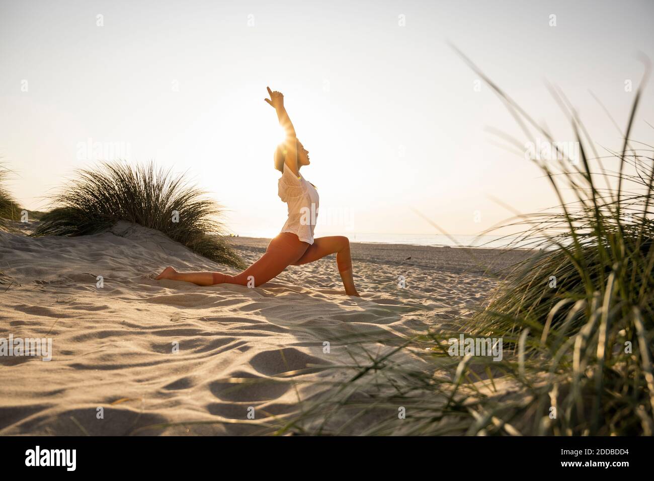 Atardecer de yoga en la playa fotografías e imágenes de alta resolución -  Alamy