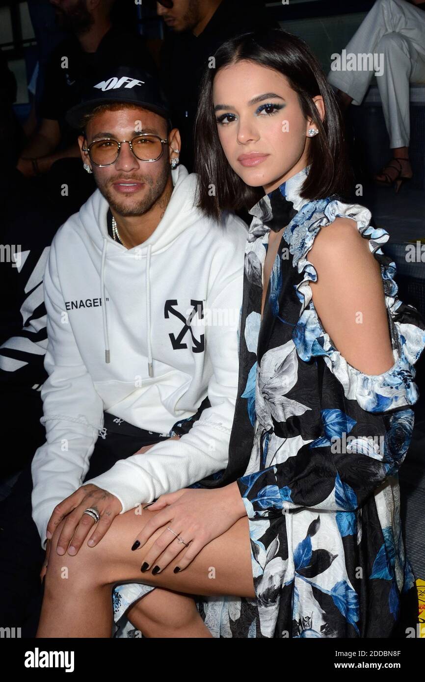 Neymar Jr y Bruna Marquezine asisten al Off White Fashion Show como parte  de Paris Fashion Week Womenswear Primavera - verano 2019 celebrado en  París, Francia el 27 de septiembre de 2018.