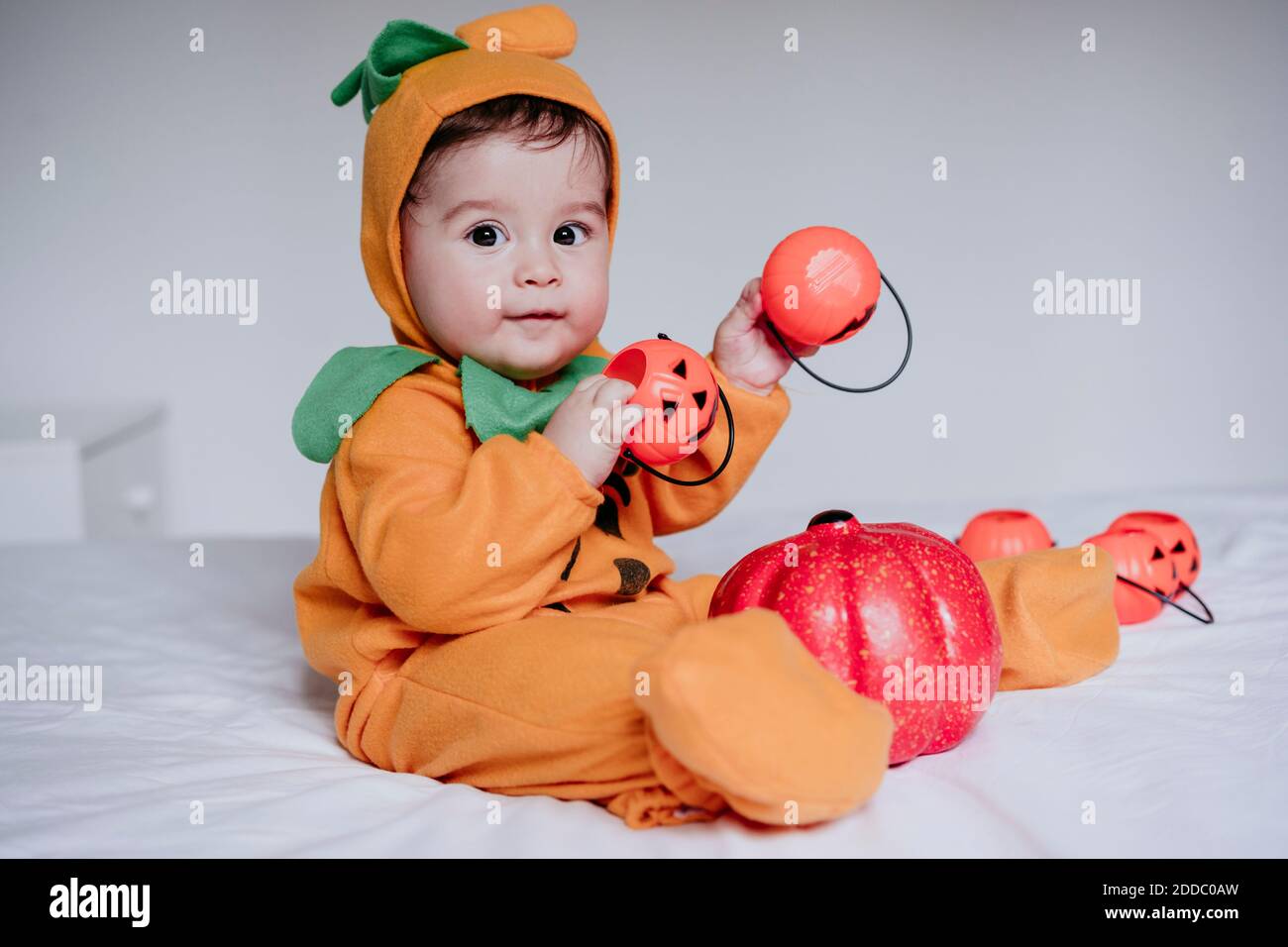 Bebé disfraz de halloween calabaza fotografías e imágenes de alta  resolución - Alamy