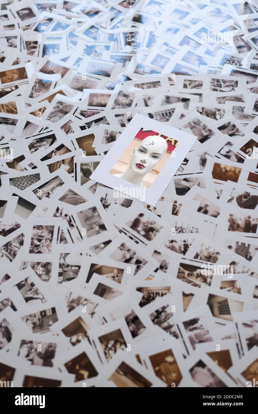 Imagen de maniquí femenino sobre diapositivas fotográficas esparcidos por el suelo Foto de stock