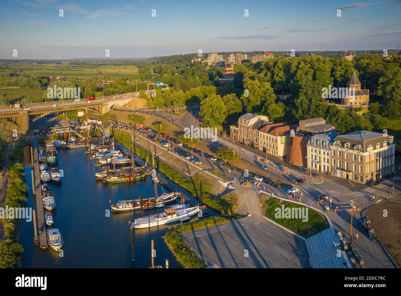Países Bajos, Gelderland, Nijmegen, Vista aérea del puerto de la ciudad ribereña Foto de stock