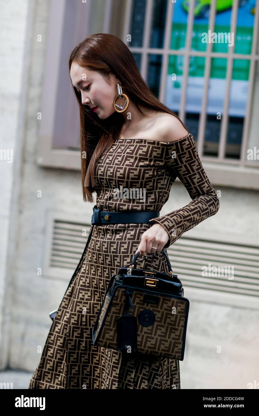 Al estilo de la calle, Jessica Jung llegando a Fendi Otoño-Invierno 2018-2019  Haute Couture show celebrado en el Palacio Brongniart, en París, Francia,  el 4 de julio de 2018. Foto de Marie-Paola