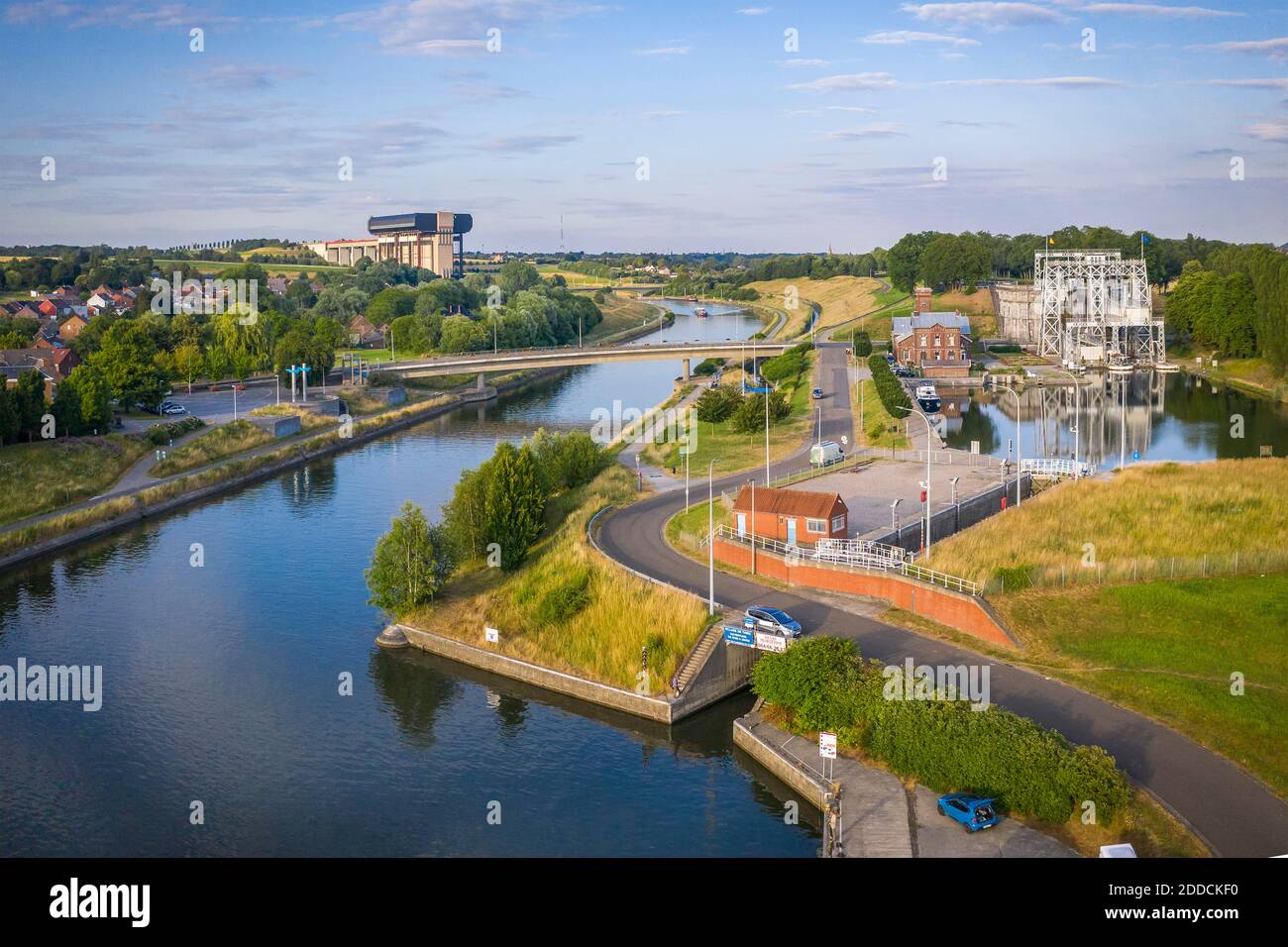 Bélgica, Provincia de Hainaut, Vista aérea del histórico elevador de barcos en el Canal du Centre con el ascensor Strepy-Thieu en el fondo Foto de stock