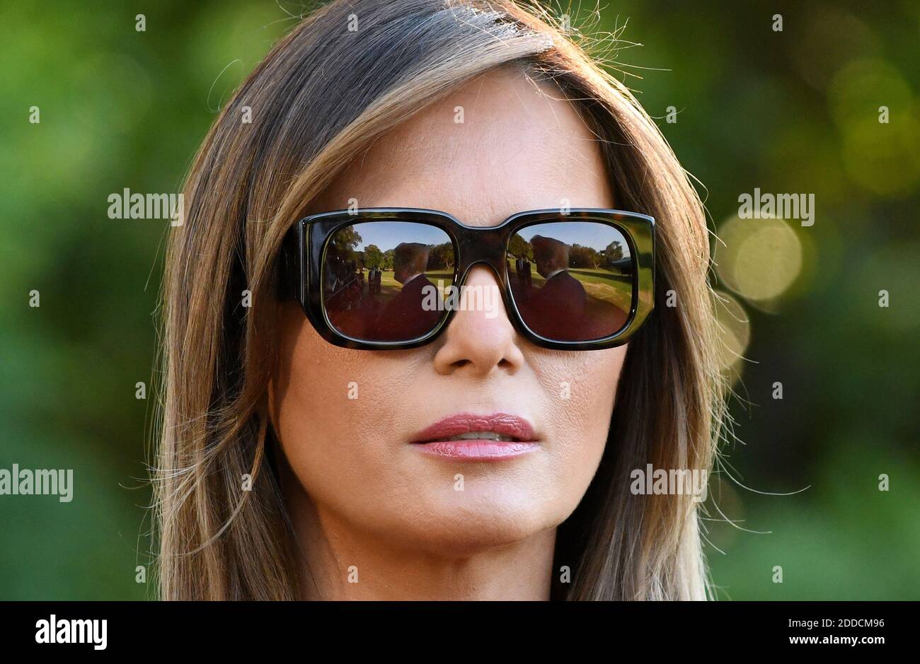 El estadounidense Donald Trump está reflexionando sobre las gafas de sol de la primera Dama Melania Trump mientras habla con la prensa antes de salir de la Casa Blanca de camino