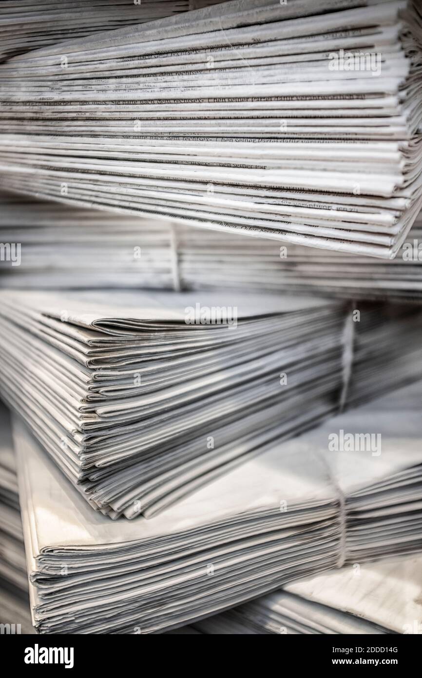 Pila de periódicos viejos - enfoque selectivo Foto de stock