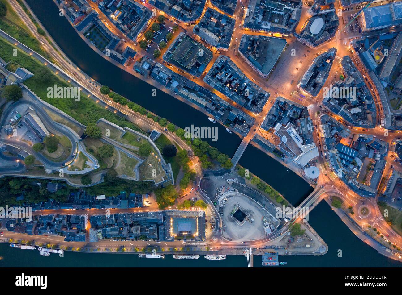 Bélgica, Provincia de Namur, Namur, Vista aérea de la confluencia de los ríos Sambre y Meuse en el centro de la ciudad Foto de stock