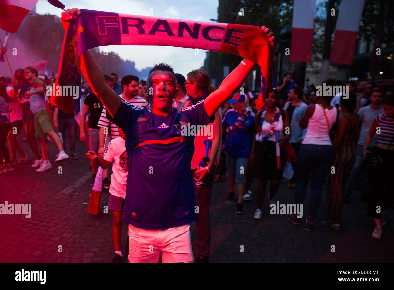 La gente celebra la victoria de Francia en la avenida de los Campos Elíseos después de la final del partido de fútbol de la Copa Mundial de rusia 2018 entre Francia y Croacia en París, Francia, el 15 de julio de 2018. Foto de Raphael Lafargue/ABACAPRESS.COM Foto de stock