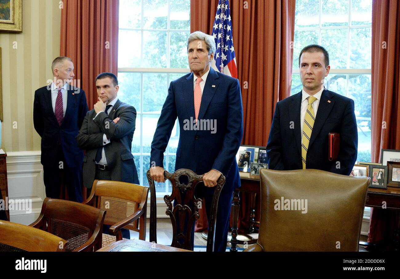 El Secretario de Estado de los Estados Unidos, John Kerry, del centro, asiste a una reunión bilateral entre el Presidente de los Estados Unidos Obama y el Presidente Petro Poroshenko de Ucrania en la Oficina Oval de la Casa Blanca el 18 de septiembre de 2014 en Washington, DC. Crédito: Olivier Douliery / Piscina a través de CNP / MediaPunch Foto de stock