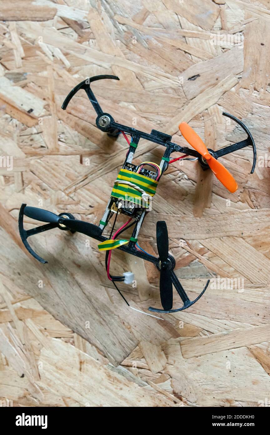 Drone artesanal. La comunidad mundial de Fab Labs se reúne el 16-22 de  julio en Toulouse (Francia) en torno a la FAB14 rendez-vous. Cada año, los  miembros de los más de 1,200