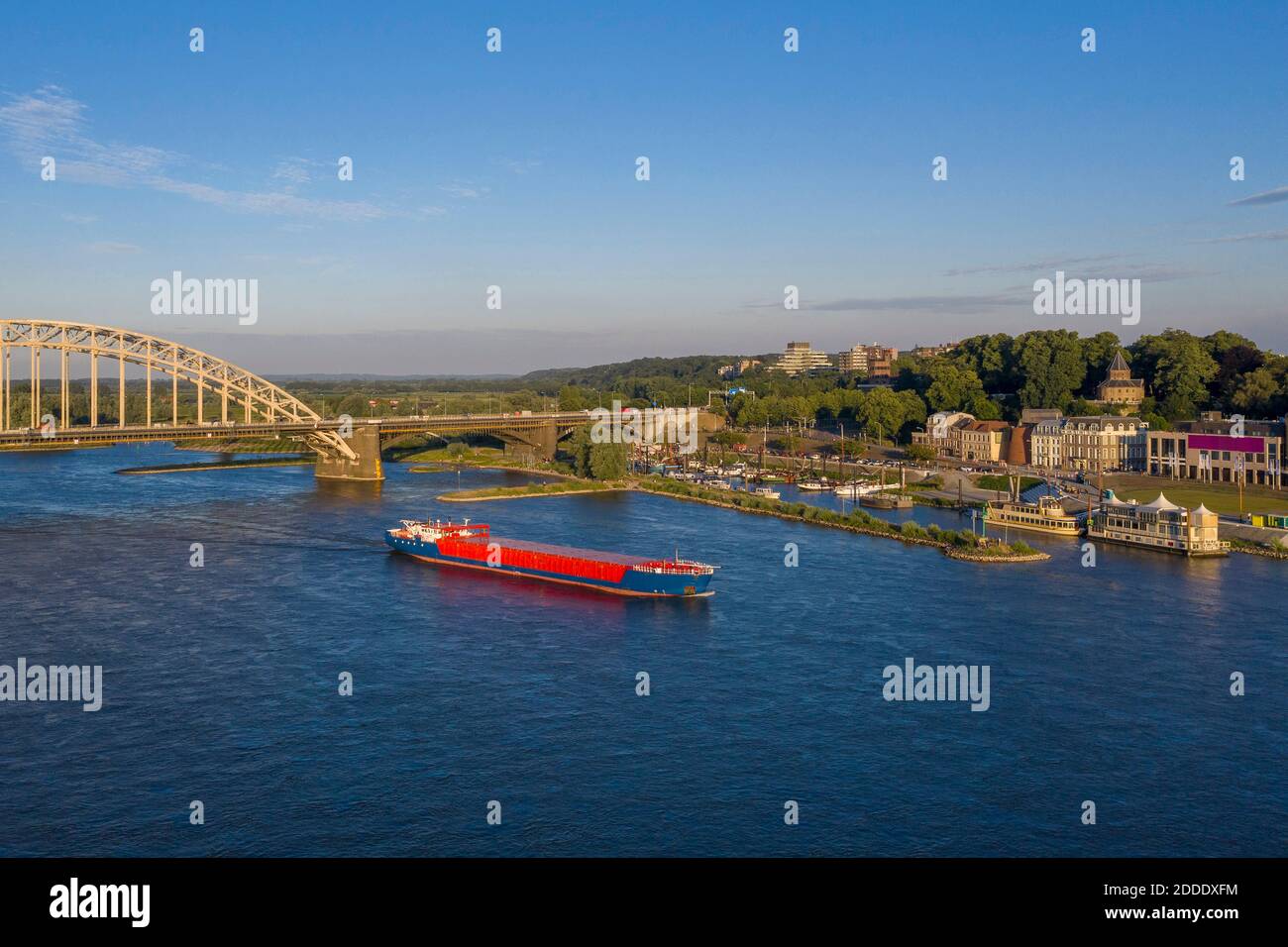 Países Bajos, Gelderland, Nijmegen, Vista aérea del barco de contenedores navegando por el puente sobre el río Waal Foto de stock