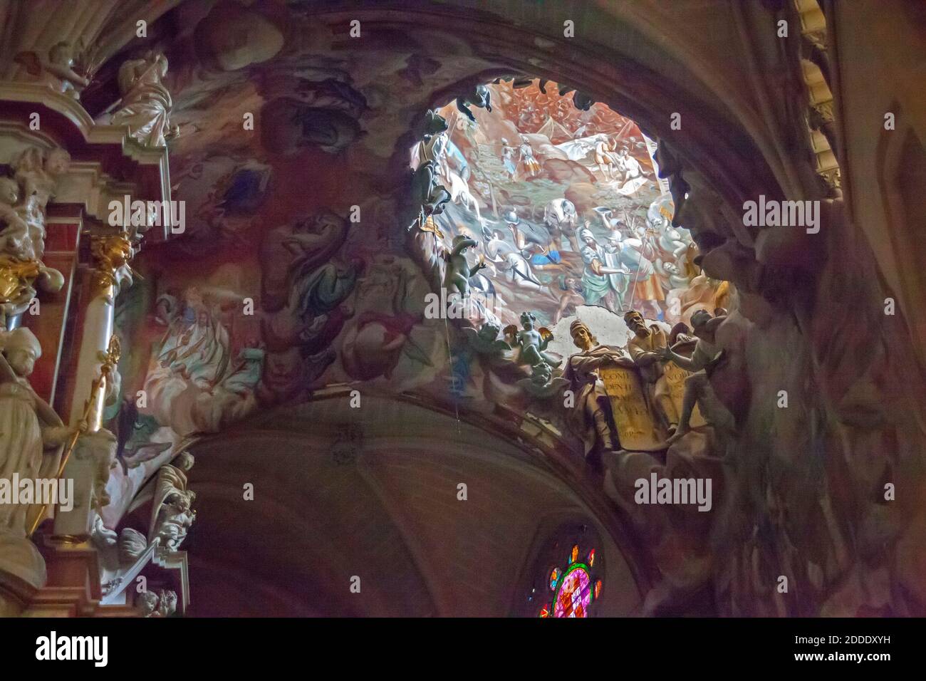 El Transparente es un retablo barroco en el ambulatorio de la Catedral de Toledo, España Foto de stock