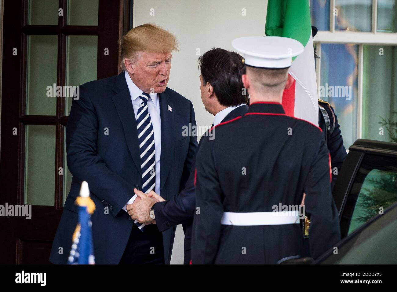 El presidente ESTADOUNIDENSE Donald Trump saluda al primer ministro Giuseppe Conte, de Italia, en la Casa Blanca el 30 de julio de 2018 en Washington, D.C. Foto de Pete Marovich/ABACAUSA.com Foto de stock