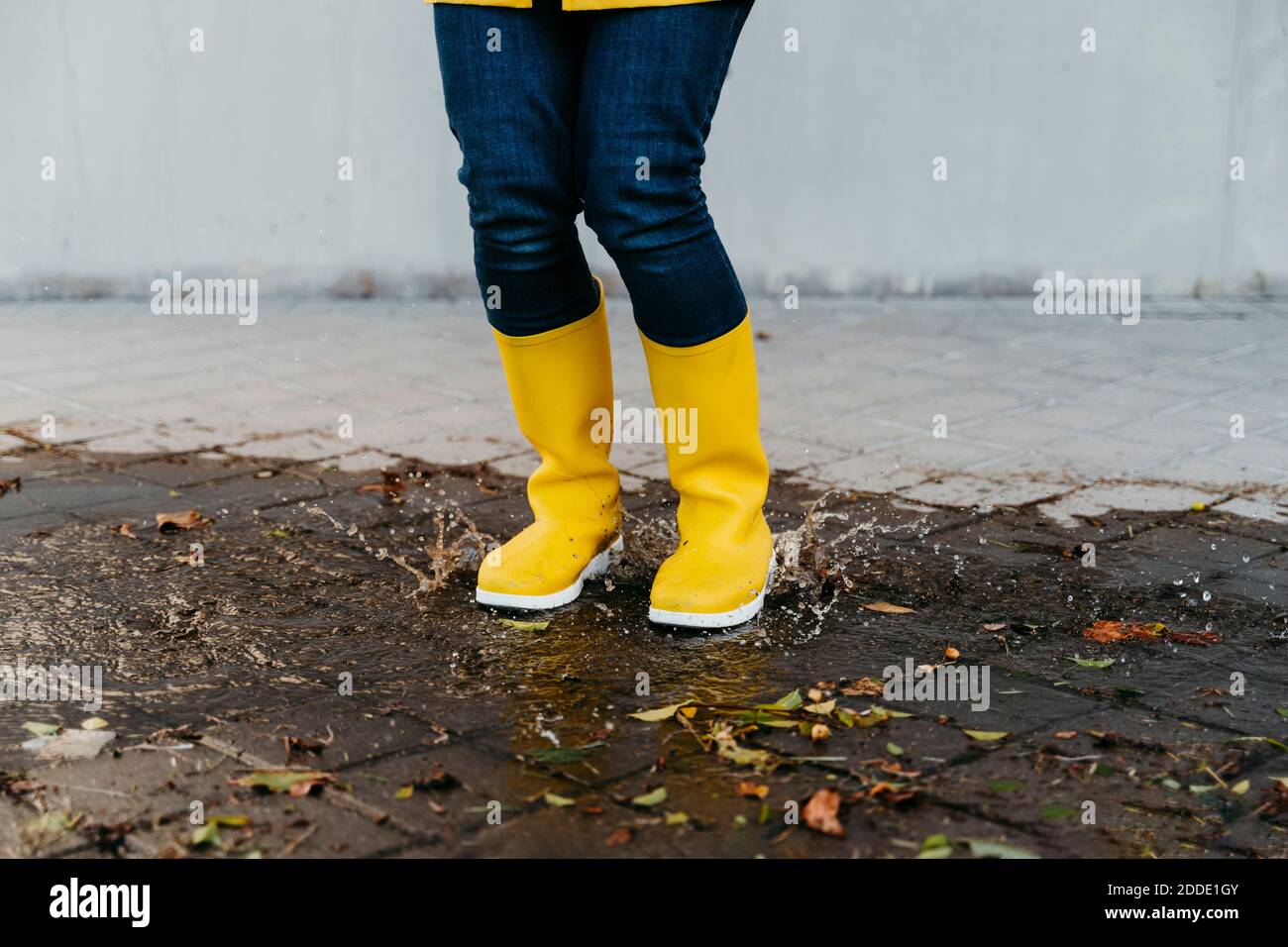 Usando botas amarillas fotografías e imágenes de alta resolución - Alamy