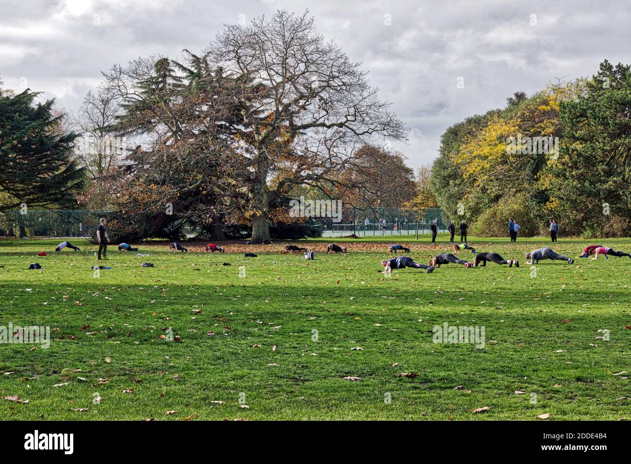 Personas haciendo ejercicio al aire libre en el Parque Greenwich durante la pandemia de covid19 En Inglaterra Foto de stock