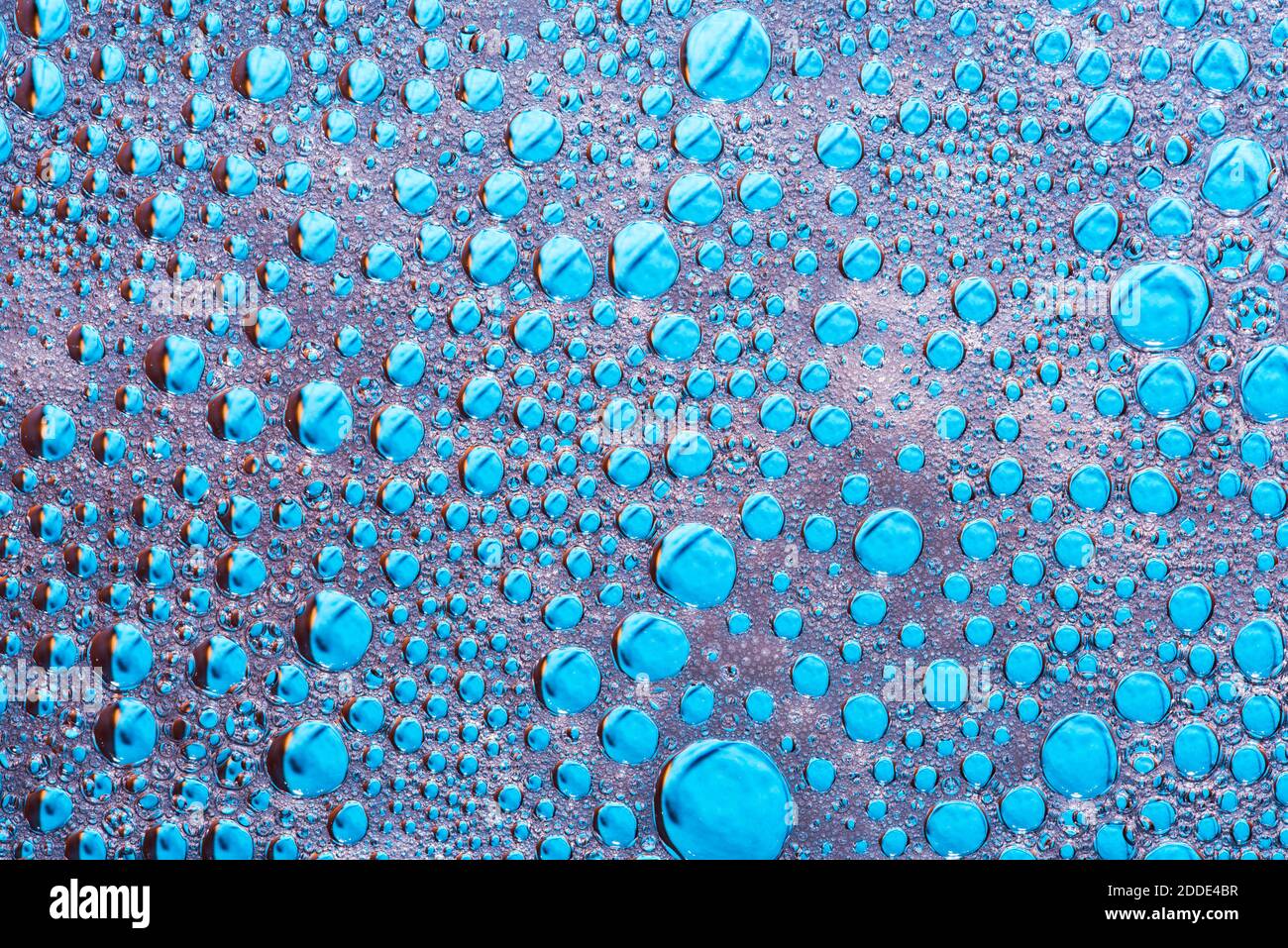 Gotas de agua en el vaso con la espuma del lavavajillas sobre fondo azul,  lluvias abstracto wallpaper Fotografía de stock - Alamy