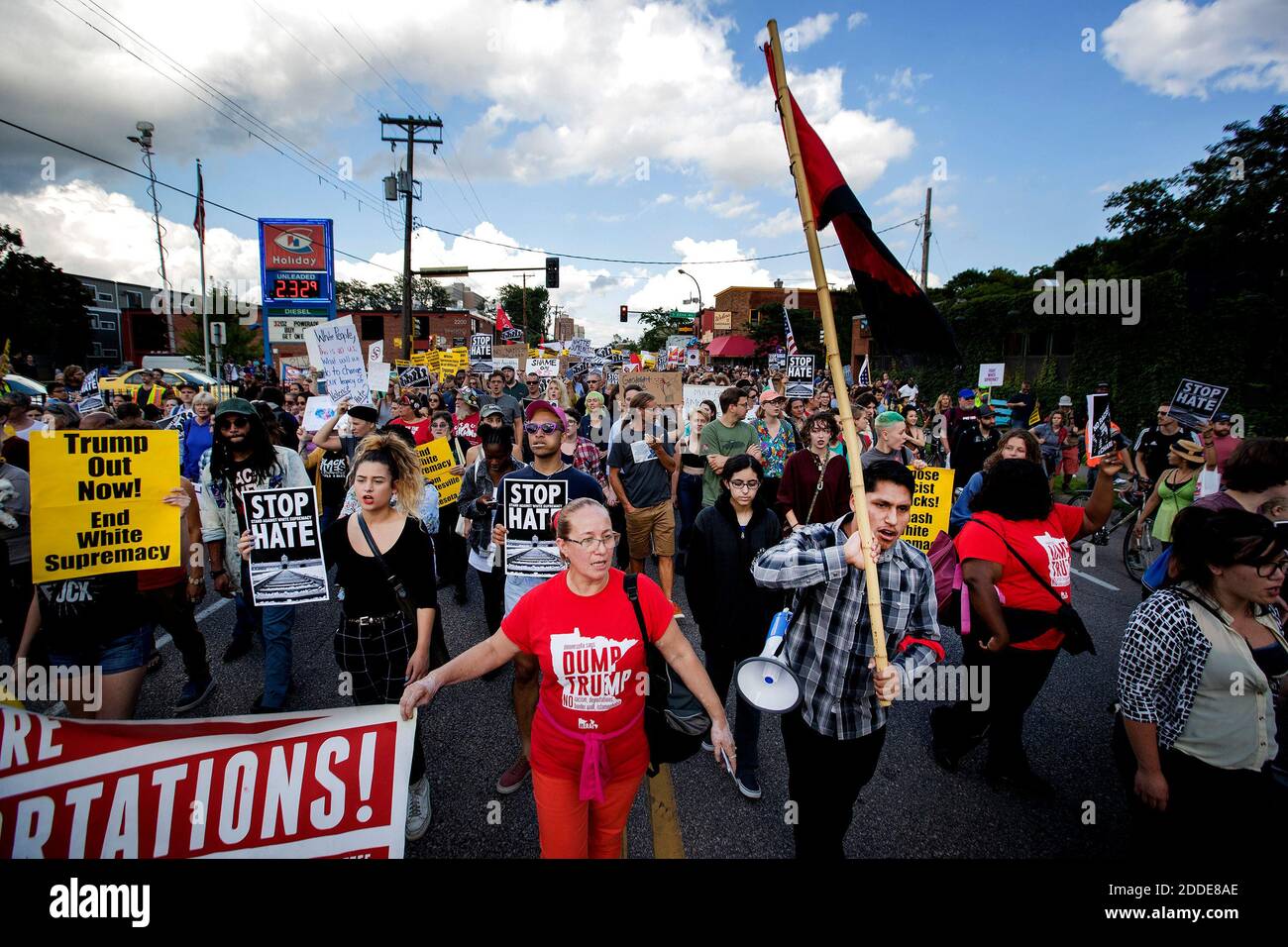 NO HAY PELÍCULA, NO HAY VÍDEO, NO hay televisión, NO HAY DOCUMENTAL - los manifestantes en un mitin de solidaridad con los antirracistas en Charlottesville marchan al norte en Franklin Avenue Lunes, 14 de agosto de 2017 en Minneapolis, MN, EE.UU. Foto de Carlos González/Minneapolis Star Tribune/TNS/ABACAPRESS.COM Foto de stock