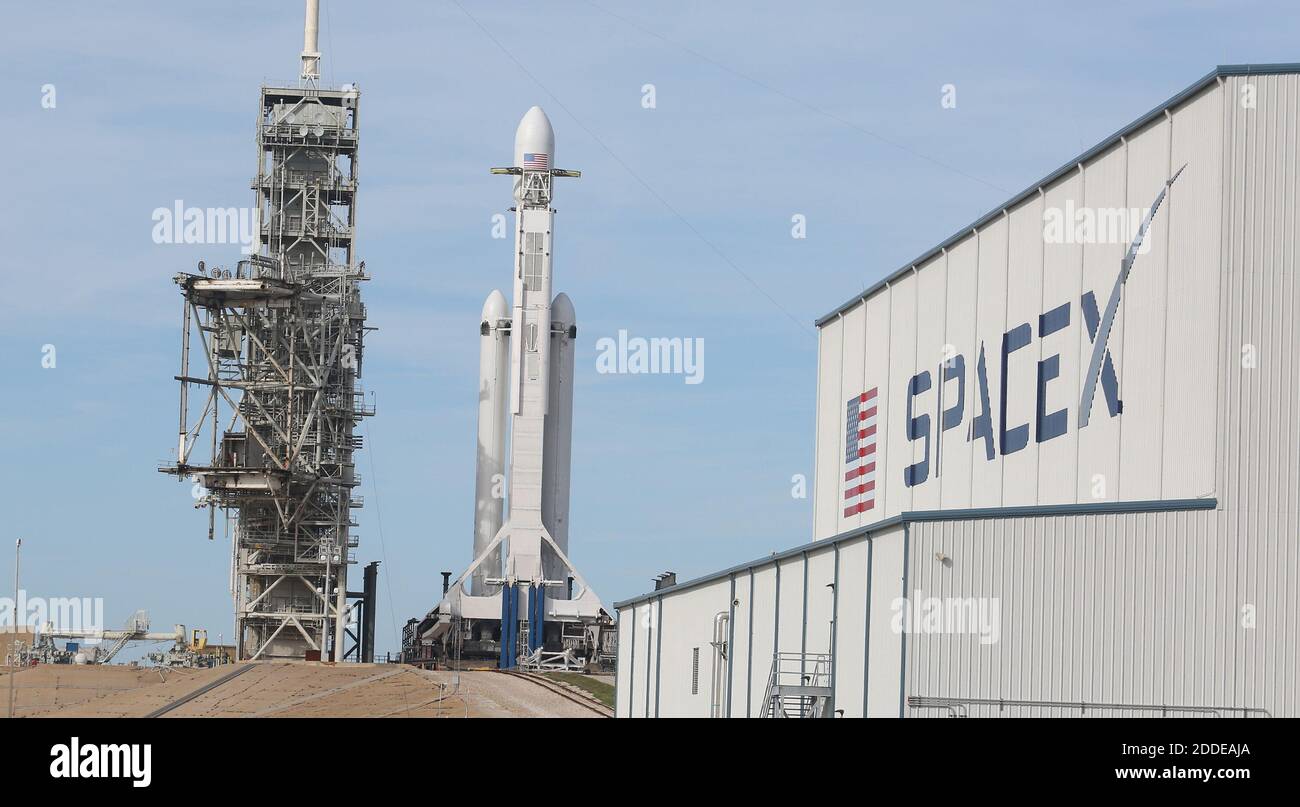 NO HAY PELÍCULA, NO HAY VÍDEO, NO hay televisión, NO HAY DOCUMENTAL - el cohete pesado Falcon de SpaceX se sienta en el lanzamiento de la plataforma 39A en Cabo Cañaveral, FL, EE.UU., lunes, 5 de febrero de 2018 listo para el lanzamiento inaugural de la prueba programada para el martes por la tarde a la 1:30pm. Está compuesto por tres cohetes propulsores que producirán más empuje que cualquier otro cohete que ahora vuele. Foto de Red Huber/Orlando Sentinel/TNS/ABACAPRESS.COM Foto de stock
