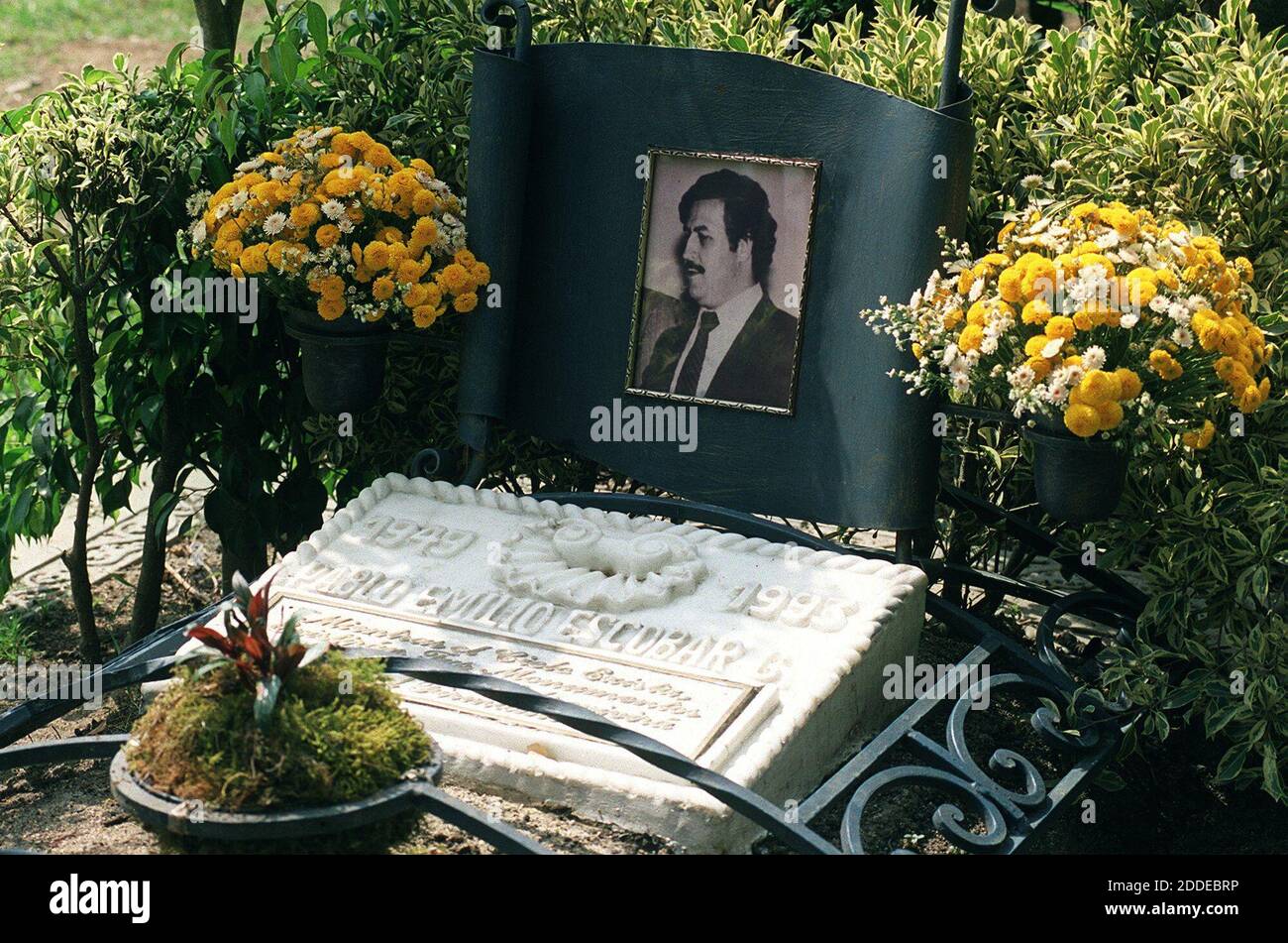 могила пабло эскобара сейчас. надгробная плита эскобара. могила эскобара. памятник пабло эскобару. могила эскобара.