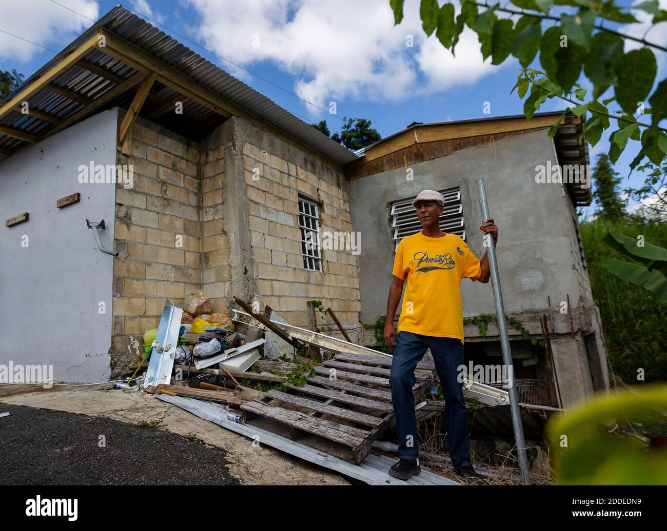 NO HAY PELÍCULA, NO HAY VIDEO, NO hay televisión, NO HAY DOCUMENTAL - Fernando Rivera Molina, de 60 años, está fuera de su casa parcialmente reparada en la comunidad la juncia en Comerio, Puerto Rico el 25 de agosto de 2018. Los voluntarios ayudaron a Rivera Molina a ponerse un nuevo techo después de que le negaran dos veces la ayuda federal porque carecía de una escritura en su propiedad después del huracán María. Foto de Matias J. Ocner/Miami Herald/TNS/ABACAPRESS.COM Foto de stock
