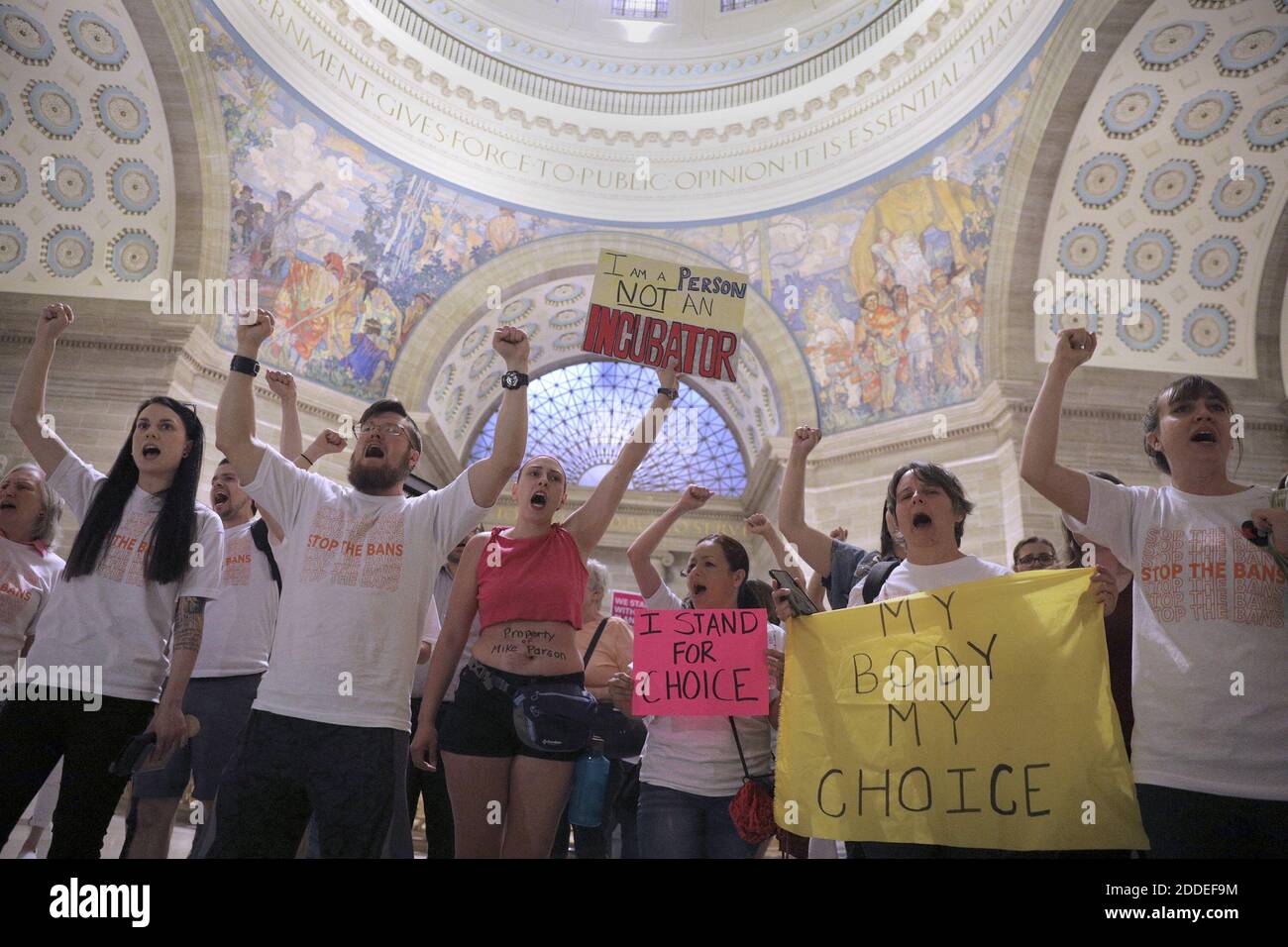 NO HAY PELÍCULA, NO HAY VIDEO, NO hay televisión, NO HAY DOCUMENTAL - los activistas por los derechos del aborto reaccionan después de que los legisladores aprobaron un pedazo de legislación contra el aborto, un proyecto de ley que prohibiría la mayoría de los abortos en el estado de Missouri el viernes, 17 de mayo de 2019. Foto de Christian Gooden/St Louis Post-Dispatch/TNS/ABACAPRESS.COM Foto de stock