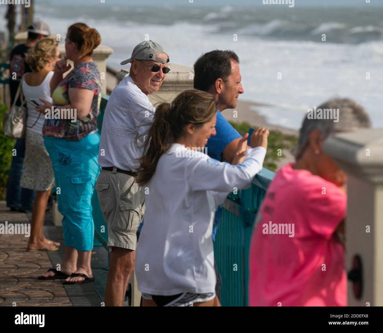 NO HAY PELÍCULA, NO HAY VÍDEO, NO hay televisión, NO HAY DOCUMENTAL - los amantes de la playa en Sexton Plaza ver las olas chocan en Vero Beach como el huracán Dorian pulgadas más cerca de la Costa del Tesoro de Florida el lunes, 2 de septiembre de 2019. Foto de Matias J. Ocner/Miami Herald/TNS/ABACAPRESS.COM Foto de stock