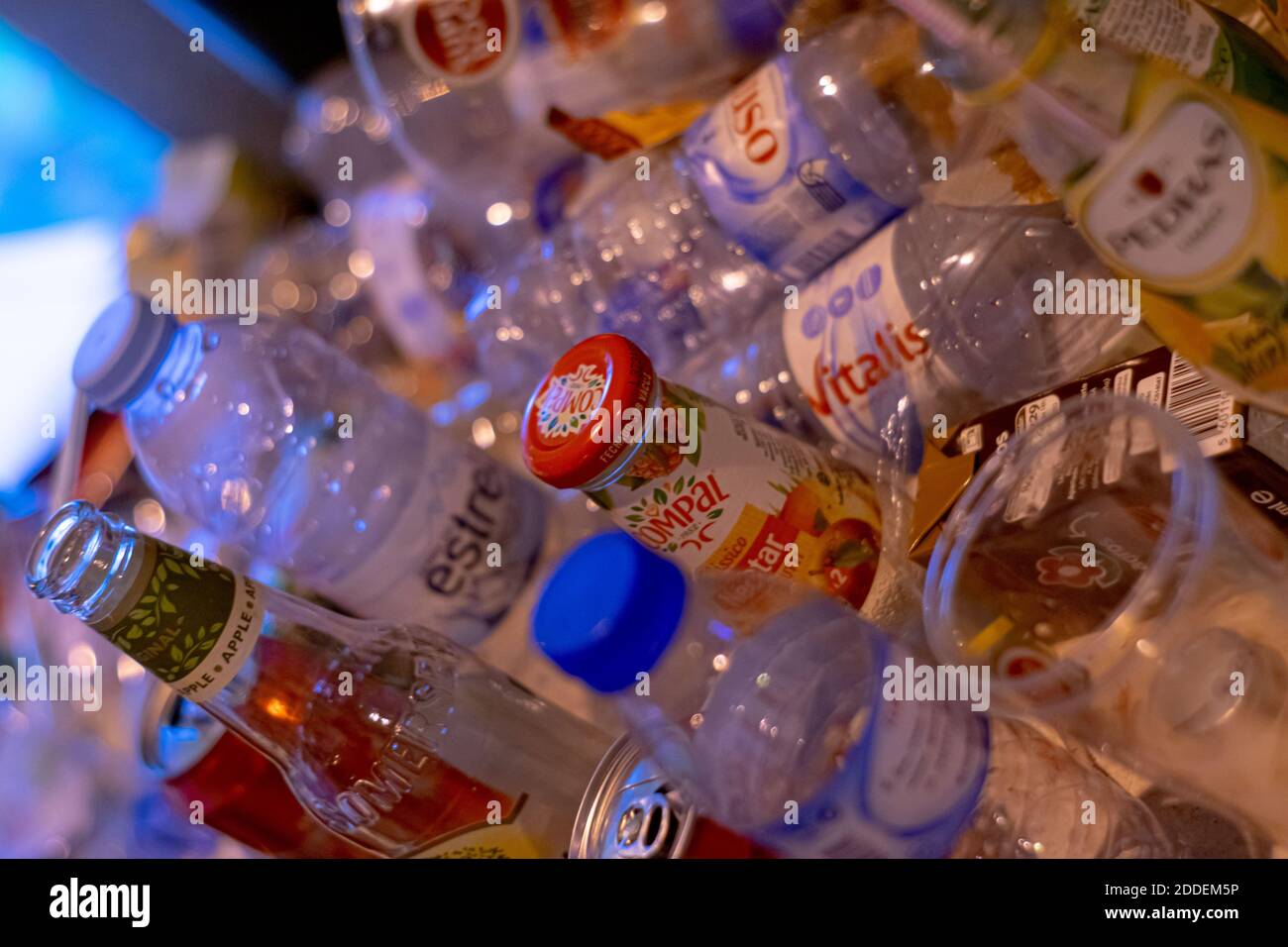 Residuos plásticos o botellas vacías de plástico, contaminación calentando climaclimate Foto de stock
